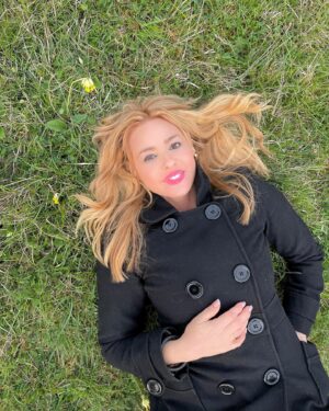 Olivia d'Abo Instagram - So important to spend time in nature for one’s grounding 🌼 and to be surrounded by family for one’s heart ❤️