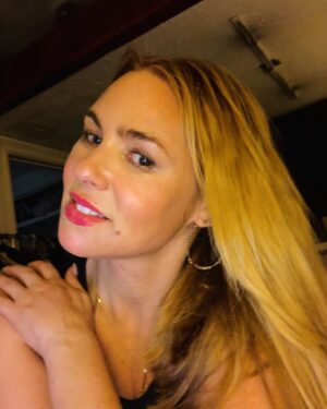 Olivia d'Abo Instagram - Hope everyone had a lovely weekend … I hear Jingle bells 🔔 ahead !~ Wishing you all a most beautiful week :)) let the love, joy ,laughter and festivities begin ! 🌲❤️🌲