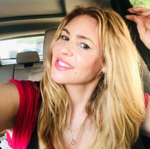 Olivia d'Abo Instagram - Happy Tuesday friends! 😊❤️ #selfie
