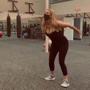 Olivia d'Abo Instagram - Staying in shape with help from the one and only @aprils_dreams ! If you’re looking for a personal trainer, I highly recommend working with April 😊 She’s helped me craft the perfect routine and I feel stronger after every session 💪🏽🏋🏽‍♀️