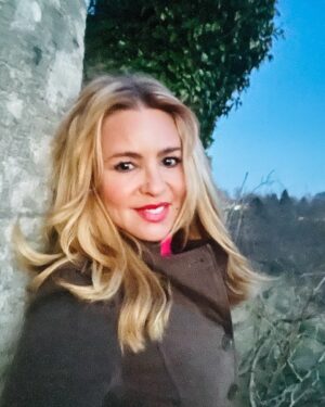 Olivia d'Abo Instagram - Hey friends! Happy Monday to you all :) Had such an awesome, meaningful day again with my family in the English countryside. I feel so blessed to be alive and reunited with them after a 3 year gap due to Covid and mandates - overjoyed to see them all and am sending you all my love and best wishes for a amazing week ahead ! ❤️🇬🇧🙏 love, light, good health and inspiration to you all 😊