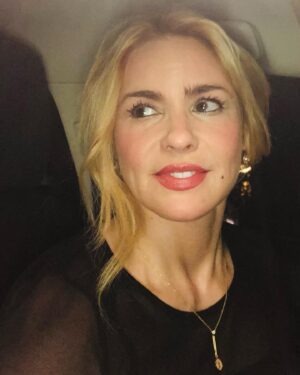 Olivia d'Abo Instagram - Here’s to a very happy new year friends! 🎉 Live every moment to its fullest and love life! 🙏🏽😊🍾🥳
#newyearseve #2022