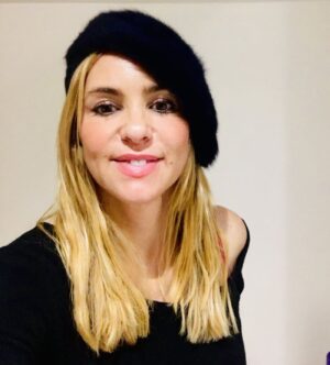 Olivia d'Abo Instagram - Happy Monday friends ! How’s your week going so far and how are you enjoying the change of the season 🍁?! Sending much love, light and prosperity your way:) 🙏♥️