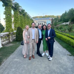 Olivier Primeau Instagram - La famille sur son 31 pour notre dernière soirée à Budapest. #familytrip