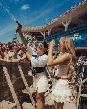 Olivier Primeau Instagram - Notre premier weekend au Beachclub était incroyable 🤩 🔥 #beachdayeveryday
