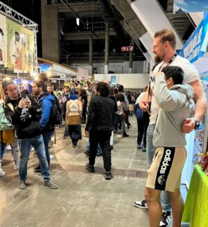 Olivier Richters Instagram - With Matt Smith (Daemon - House of the Dragon) at Comic Con Belgium . He was a little shocked when I walked in 😅. I can't be scarrier than his dragon right? Awesome guy irl, really friendly and happy.

Swipe for more! @heroescomicconbelgium
was a lot of fun. Might have been the biggest one I have been. 

#mattsmith #thedutchgiant
#comiccon
#belgium #houseofthedragon #