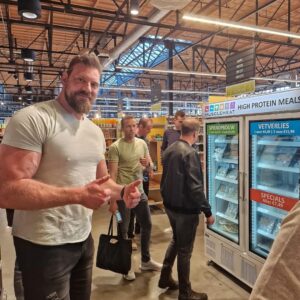 Olivier Richters Instagram - Meet & greet tomorrow (saturday) at Jumbo Foodmarkt Utrecht 11.00 - 13.00 ! Currently in 33 Jumbo supermarkets with my High Protein Meals from @musclemeatnl . My goal was 50 end of year, but with this speed that will be a lot more 🫡. Hope to see you guys there!

@jumbofoodmarktleidscherijn @jumbo #thedutchgiant #jumbo #musclemeatnl #highproteinmeals #fitness #bodybuilding