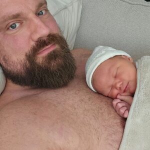 Olivier Richters Instagram - My first 10 days with Romy Richters 💖. There was never a lack of motivation in my life but this just went up 500%. I notice with everything I do and will do I want to make her proud and be the best dad possible. It's an awesome feeling waking up to. Can't wait what her voice will sound like, how her face will change and so much more. Mother Desiree is recovering very well and Romy is drinking and sleeping like a champ 💪.

Special thanks to @cybex_global for helping out finding a baby carriage that is tall enough for me 🤩. Really happy with that.