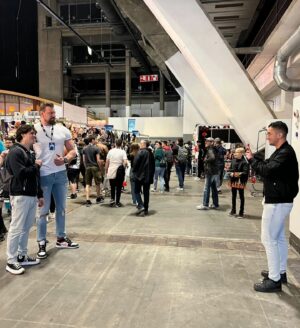 Olivier Richters Instagram - With Matt Smith (Daemon - House of the Dragon) at Comic Con Belgium . He was a little shocked when I walked in 😅. I can't be scarrier than his dragon right? Awesome guy irl, really friendly and happy.

Swipe for more! @heroescomicconbelgium
was a lot of fun. Might have been the biggest one I have been. 

#mattsmith #thedutchgiant
#comiccon
#belgium #houseofthedragon #