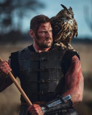Olivier Richters Instagram - Meet my new friend Nova 🦉(Eurasian eagle-owl). She is one of the biggest owls in the world, I think I suit her 😁.

Photo credit: @eva_roemaat
Outfit: @thewarrior_king 
Owl credit: @lady_falcon_nadicia
Makeup: @qquen94
Other photographers who I will post later photos from:
@johankustersphotographix 
@vtlphotography

#thedutchgaint
#vikings #vikingphotoshoot #vikingstyle #vikingphotography  #photoshoot #musclemeatnl #thedutchgaint
