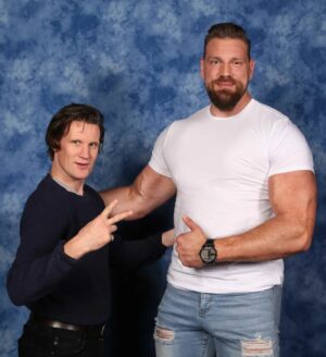 Olivier Richters Instagram - With Matt Smith (Daemon - House of the Dragon) at Comic Con Belgium . He was a little shocked when I walked in 😅. I can't be scarrier than his dragon right? Awesome guy irl, really friendly and happy.

Swipe for more! @heroescomicconbelgium
was a lot of fun. Might have been the biggest one I have been. 

#mattsmith #thedutchgiant
#comiccon
#belgium #houseofthedragon #