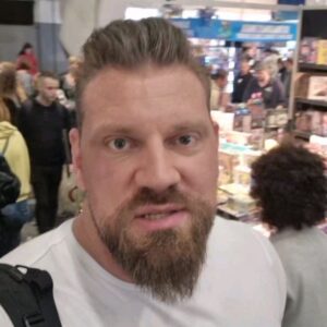 Olivier Richters Instagram - With Matt Smith (Daemon - House of the Dragon) at Comic Con Belgium . He was a little shocked when I walked in 😅. I can't be scarrier than his dragon right? Awesome guy irl, really friendly and happy.

Swipe for more! @heroescomicconbelgium
was a lot of fun. Might have been the biggest one I have been. 

#mattsmith #thedutchgiant
#comiccon
#belgium #houseofthedragon #