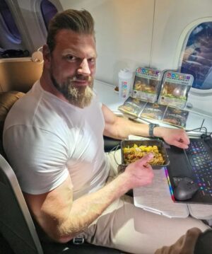 Olivier Richters Instagram - 𝐇𝐨𝐰 𝐭𝐨 𝐟𝐥𝐲 𝐥𝐢𝐤𝐞 𝐚 𝐆𝐢𝐚𝐧𝐭 ✈️! 
𝐅𝐨𝐨𝐝 
A lot of people don't know you can just bring food with you, nobody will stop you. In my backpack I brought 3x High Protein Meal, 3x Beef Jerky and 2x Oats-Whey powder with me from @musclemeatnl and @dutchgiantnutrition. Eat right before you step in and the rest during the flight.
 
𝐋𝐞𝐠 𝐫𝐨𝐨𝐦
You only have two option if you don't want to end up like me in photo 2 and 3 😁. The first one is the chair at Premium Economy. At the very front there are no chairs infront of you. Second is business class in first photo. Being 2.18m / 7'2'' I can fully stretch my leg there. For short flight take normal seat but make sure it is the emergency exit seat.

Laptop credit: @msigaming_bnx @msigaming

#thedutchgiant #flying #fly #plane #legroom #food #musclemeatnl #dutchgiantnutrition #highproteinmeal #bodybuilding #fitness #premiumeconomy #businessclass