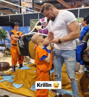 Olivier Richters Instagram - With Matt Smith (Daemon - House of the Dragon) at Comic Con Belgium . He was a little shocked when I walked in 😅. I can't be scarrier than his dragon right? Awesome guy irl, really friendly and happy.

Swipe for more! @heroescomicconbelgium
was a lot of fun. Might have been the biggest one I have been. 

#mattsmith #thedutchgiant
#comiccon
#belgium #houseofthedragon #