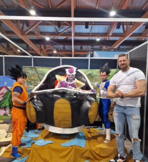 Olivier Richters Instagram - With Matt Smith (Daemon - House of the Dragon) at Comic Con Belgium . He was a little shocked when I walked in 😅. I can't be scarrier than his dragon right? Awesome guy irl, really friendly and happy.

Swipe for more! @heroescomicconbelgium
was a lot of fun. Might have been the biggest one I have been. 

#mattsmith #thedutchgiant
#comiccon
#belgium #houseofthedragon #