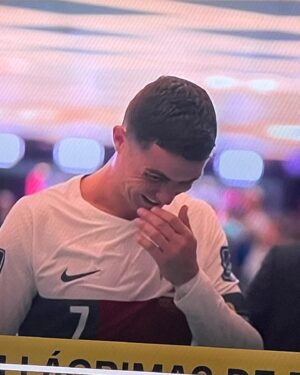 Olivier da Costa Instagram - este mundial vai ficar na história  mais uma vez pela a negativa pela ingratidão pelo o mal dizer o apontar o dedo ao REI 👑 @cristiano !!!??Enoja me ! parte me o coracao sentir que a pessoa que mais alegrias nos deu , pode passar tão rápido de bestial a besta .
Não ganhamos por falta de sorte mas sim por sempre falar mal invejar querer o pior para quem sempre tanto nos deu !!!!sinto me envergonhado de ver a comunicação social falar de ti meu amigo como se fosses um qualquer … a única palavra que se devia dizer era OBRIGADO !!!! Como disse @cesartmourao : preferia perder sempre mas com @cristiano no campo 
Este mundial era teu CRIS era o mínimo que está nação te poderia dar é mais que merecido !!!! A continuar assim com esta mentalidade seremos sempre o quase ,o podíamos ter …
Falta a portugal lealdade e patriotismo só isso .