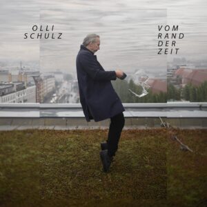 Olli Schulz Instagram - Hallo liebe Leute, ich bin sehr glücklich und auch ein bisschen stolz, denn am 9.2. erscheint mein neues Album und ab sofort besteht die Möglichkeit „Vom Rand der Zeit“ vorzubestellen. Ihr könnt ganz klassisch eine Cd oder Vinyl bestellen oder aber auch ein Ticket & Tonträger für ein exklusives Akustik Konzert, bei dem ich alle Songs der neuen Platten vorstellen und die Hintergrundgeschichten zum Enstehungsprozess erzählen werde. Paar Filmchen auf der Leinwand gibts an dem Abend  auch noch. Wird was besonderes👀
Die Show sind am 18.3. 24 in Hamburg & am 19:3. 24 in Berlin. In der Vinyl Ausgabe wird zusätzlich noch ein grandioses Wimmelbild Poster beiliegen. 
Zu guter letzt gibt es auch noch ne Action Figur von mir und Juri & Tonträger zu erwerben. Das wollte ich schon immer mal haben🩵
Und denkt dran: ich will euch nix aufschwatzen und es sind nur Angebote. 
Wenn ihr das Album nur über euren Streaming Anbieter anhören wollt, hab ich euch trotzdem genauso lieb. Schöne Grüße und vielleicht sehen wir uns ja on the road again🩵
Photo: @wnsnbln 
#ollischulz #neuesalbum #thesphere #myass #neuemusik #olliversum