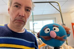 Olli Schulz Instagram - „They say never meet your heroes“. Ich war zu  Besuch in der Sesamstraße und hab meine Kindheitshelden, sowie neue Bewohner und Bewohnerinnen dieser wunderbaren Puppenwelt kennenlernen dürfen. Als ich dann auch noch Grobi traf, war es wirklich so, als würde ich einen alten Freund aus der Kindheit wiedersehen♥️ Das ganze gibt es ab Herbst zu bewundern. Ich habe extra ein Lied für Elmo geschrieben und hoffe, es hat ihm gefallen. Danke für die Einladung, liebe Sesamstraße . Es war mir eine große Ehre. ⚓️💚✌️ #sesamstrasse #Elmo #Grobi #jimhenson #muppets #neuefreunde