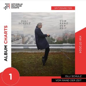 Olli Schulz Instagram - Liebe Leute, es ist so ein unglaublich schönes Gefühl für seine Arbeit so belohnt zu werden. „Vom Rand der Zeit“ ist auf Platz 1 der deutschen Charts eingestiegen und meine Crew und ich sind gerade sehr dankbar und glücklich. Es gibt viele Menschen, die zu dieser Platte beigetragen haben und ich werde in diesem Text bestimmt einige vergessen. Deshalb gilt mein größter Dank erstmal allen, die sich meine Alben kaufen und unsere Konzerte besuchen. Es ist ein echtes Privileg  vor so vielen tollen Menschen zu spielen ❤️ Ich bin jeden Abend aufs neue überrascht, wie wenig Handys im Publikum zu sehen sind. Danke von Herzen für euern support. Mein Band besteht noch immer aus den den gleichen wunderbaren Menschen  und die haben einen großen Anteil daran, dass die Platte so klingt wie sie klingt. Max Schröder, @augustinarne , @isapoppensieker , @benlauber , Moses Schneider & Swen Meyer sind seit so vielen Jahren an meiner Seite und ich hoffe, es werden noch einige mehr ❤️ @domschpeter und @wgresenz und @hagen.decker haben zwei fantastische Videos zu „Einfach so“ und „Am Rand der Zeit“ gedreht und @joerdis_triebel und @melika_foroutan_  haben mir, mit Ihrer Schauspielerischen Qualität, die Tränen in die Augen getrieben. Das fabelhafte Cover hat mein alter Freund @wnsnbln geschossen und @gracehelly_kommune_art hat das Artwork gestaltet.  Das zauberhafte Wimmelbild stammt von @parasiemprearte & @stoppok_musik hat das unglaubliche Solo für „Einfach so“ gespielt und @inamueller_offiziell hat mit mir auf dem Stadtfest in Bonn gesungen. @zerstyra bucht seit 20 Jahren meine Konzerte und @wilkoontour ist seit über 12 Jahren mein Tourmanager.  @lordlancelott und @irenironic von Universal haben mich machen lassen wie ich wollte und immer die richtigen Entscheidungen getroffen. Danke euch allen. ❤️❤️❤️