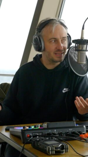 Olli Schulz Instagram - Kommentiert mal die wichtigsten Podcastsätze von #FestundFlauschig👇#SpotifyPodcasts #SpotifyDe