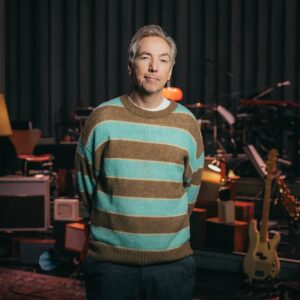 Olli Schulz Instagram - 100 Folgen ZDF Magazin Royale! Damit ist endlich ein Zehntel unseres ZDF-Vertrags erfüllt. Wen lädt man zur Feier eines solch wichtigen Ereignis ein? Ski Aggu? War erst da. Dua Lipa? Zu politisch. Harry Styles? Zu unbekannt. Na dann bleiben ja eigentlich nur noch: @ollipolli73 und Band mit ihrem neuen Song: „So schreibt man seinen Song”!

📸 @lennart.speer