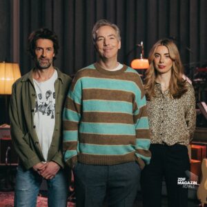 Olli Schulz Instagram - 100 Folgen ZDF Magazin Royale! Damit ist endlich ein Zehntel unseres ZDF-Vertrags erfüllt. Wen lädt man zur Feier eines solch wichtigen Ereignis ein? Ski Aggu? War erst da. Dua Lipa? Zu politisch. Harry Styles? Zu unbekannt. Na dann bleiben ja eigentlich nur noch: @ollipolli73 und Band mit ihrem neuen Song: „So schreibt man seinen Song”!

📸 @lennart.speer