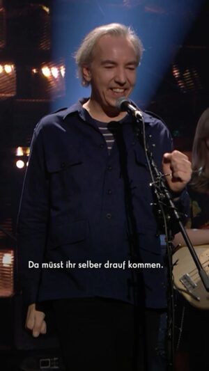 Olli Schulz Instagram - Heute gibt es ein ganz wunderbares Musik Spezial (mit @ollipolli73), wir dürfen auch aber leider noch nicht verraten, mit wem (mit @ollipolli73) - wenn ihr es also rausfinden wollt, schaltet um 22:20 Uhr @prosieben ein! (und schaut das Musik Spezial mit @ollipolli73) #LateNightBerlin