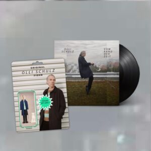 Olli Schulz Instagram - Hallo liebe Leute, ich bin sehr glücklich und auch ein bisschen stolz, denn am 9.2. erscheint mein neues Album und ab sofort besteht die Möglichkeit „Vom Rand der Zeit“ vorzubestellen. Ihr könnt ganz klassisch eine Cd oder Vinyl bestellen oder aber auch ein Ticket & Tonträger für ein exklusives Akustik Konzert, bei dem ich alle Songs der neuen Platten vorstellen und die Hintergrundgeschichten zum Enstehungsprozess erzählen werde. Paar Filmchen auf der Leinwand gibts an dem Abend  auch noch. Wird was besonderes👀
Die Show sind am 18.3. 24 in Hamburg & am 19:3. 24 in Berlin. In der Vinyl Ausgabe wird zusätzlich noch ein grandioses Wimmelbild Poster beiliegen. 
Zu guter letzt gibt es auch noch ne Action Figur von mir und Juri & Tonträger zu erwerben. Das wollte ich schon immer mal haben🩵
Und denkt dran: ich will euch nix aufschwatzen und es sind nur Angebote. 
Wenn ihr das Album nur über euren Streaming Anbieter anhören wollt, hab ich euch trotzdem genauso lieb. Schöne Grüße und vielleicht sehen wir uns ja on the road again🩵
Photo: @wnsnbln 
#ollischulz #neuesalbum #thesphere #myass #neuemusik #olliversum