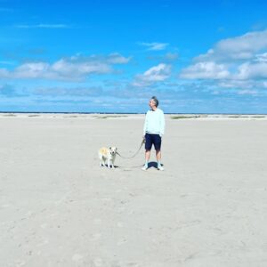 Olli Schulz Instagram - Liebe Menschen, es geht wieder los! 
ich freue mich sehr, die Fortsetzung der Frühjahrstour zu verkünden. Nachdem Teil eins den Osten und Westen bespielt hat, geht es bei Teil zwei nun eher in den Norden und vor allem Süden. Vorher - toi toi toi - erscheint auch noch neue Musik von mir. Nach den Jahren der Entbehrung wird es  2024 eine große Tour geben, bei der keine Wünsche offen bleiben. Ich hab derbe geübt auf dem Drahtseil und natürlich viele neue Songs für Euch dabei. Für den kleinen Hunger hab ich mobile Crepesstände am start. Ich bin gerade in ausgesprochen guter Form und hab mich in St. Peter Ording fit für die Tour gemacht, wo ich übrigens vor über 20 Jahren auch mein erstes Video gedreht habe.  Ich freu mich echt schon sehr darauf, Euch mit meinem musikalischen Entertainmentprogramm für ein paar Stunden aus der Realität zu katapultieren. See you on Tour⚓️💚🐳
Euer Zirkusdirektor Schulz  P.s Tickets gibts es ab Dienstag 12.9. um 9 Uhr hier: https://tix.to/Der-Zirkus-Kommt-In-Die-Stadt  #Ollipolli73  #Gästeliste #bodypositivity #technology #schwertransport #bieraufhawaii #ollischulz #HaifischbrancheGoodbye #madonna #outfitoftheday