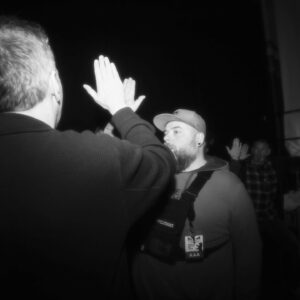 Olli Schulz Instagram - Gestern ging für mich mit dem Akustikkonzert in Berlin offiziell die Tour zu Ende. Es war eine grandiose Zeit und ich danke allen, die dabei waren und die Konzerte zu etwas ganz Besonderem gemacht haben. Danke Leute! Im Sommer spielen wir ein paar Festivals und vielleicht bekommen wir noch ein paar Konzerte im Winter hin. Jetzt lass ich erstmal den Sound der Tour ausklingen und mach Füße hoch. 
Genießt den Frühling, wir sehen uns!  Fotos: @mh.jule