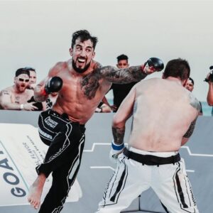 Omar Antonio Morales Ferrer Instagram - Tuve una lucha con mi mente desde el primer round, no sabía si iba a lograr terminar el combate con una mano fracturada, ni siquiera le comenté a mi esquina lo que estaba sucediendo, olvidé por completo mi estrategia, solo quería terminar la pelea antes de los 3 rounds buscando golpes de poder, me sentí bastante estresado, sabía que esta lesión me podía llevar a la derrota, cosa que no iba aceptar.

Ya he visto la pelea varias veces y la verdad no tengo idea de como logre seguir, incluso golpear con esa mano, es increíble hasta donde la mente y la voluntad por lograr una meta puede llevar al cuerpo. #ArtesMarciales🥋

@furiateamvzla 🔥