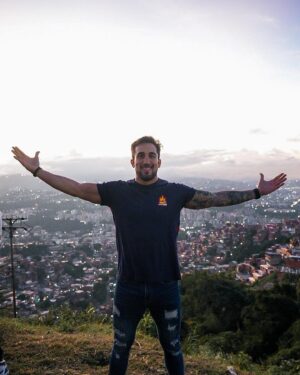Omar Antonio Morales Ferrer Instagram - Que esta Navidad sea brillante, traiga alegría, amor y encienda un Año Nuevo lleno de LUZ Y ESPERANZA. 🎄💫✨. 

📸 by @_weslito