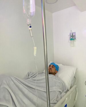 Omar Antonio Morales Ferrer Instagram - Hoy tuve mi cirugía N•10 en toda mi carrera, no es un deporte fácil pero aún así amo lo que hago, es mi pasión y seguiré en esto hasta que mi cuerpo ya no pueda más. 
Ayer podía decir que estaba listo para pelear la siguiente semana, me sentía a tope pero tenía muchos problemas para respirar, lo cual me ha molestado estos últimos años y afectado mi rendimiento, estoy seguro que esta recuperación será rápida y volveré muy pronto. 💯% 

Gracias nuevamente a @maxorclinica @dralisethchacon @maxilocaracas a todo el equipo por cuidarme y apoyarme en todo este proceso. 🙏🏼