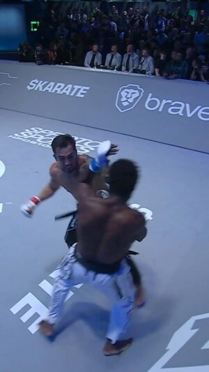 Omar Antonio Morales Ferrer Instagram - And the winner is… @omar_mma 🔥

Orgullosos de acompañarte en esta nueva etapa de tu carrera deportiva, dejando a nuestra bandera en alto en cada combate🇻🇪 @karatecombat 

La primera victoria obtenida gracias a la dedicación y pasión 🤟🏼