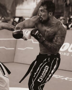 Omar Antonio Morales Ferrer Instagram - ¡EL GANADOR DEL COMBATE!💥#HAZLOPOSIBLE @omar_mma 
-
Detrás de esta gran victoria nuestro atleta @omar_mma pasó muchos meses de preparación y disciplina claves para obtener el resultado deseado, se presentaron algunos obstáculos en el camino pero este pelador no se rinde fácil. 🧨 
-
Sin duda una batalla para recordar ⚔️ Orgullosos del resultado, dos peleas ganadas en karate combat.

@karatecombat 
📸@fightgod_ 

 #hazloposible #karatecombat #cacunmexico #fit #envivo🔴