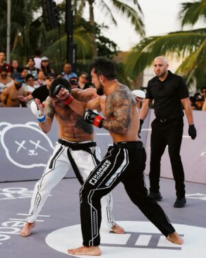 Omar Antonio Morales Ferrer Instagram - ¡EL GANADOR DEL COMBATE!💥#HAZLOPOSIBLE @omar_mma 
-
Detrás de esta gran victoria nuestro atleta @omar_mma pasó muchos meses de preparación y disciplina claves para obtener el resultado deseado, se presentaron algunos obstáculos en el camino pero este pelador no se rinde fácil. 🧨 
-
Sin duda una batalla para recordar ⚔️ Orgullosos del resultado, dos peleas ganadas en karate combat.

@karatecombat 
📸@fightgod_ 

 #hazloposible #karatecombat #cacunmexico #fit #envivo🔴