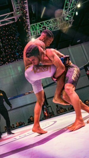 Omar Antonio Morales Ferrer Instagram - Un poco más de lo que se vivió en legión  #mma  Artes Marciales mixtas en donde todos dieron lo mejor👊 🇻🇪🔥🔥por primera vez en Maracaibo 

Junto a @omar_mma  atleta de la #ufc y todo su equipo, Agradecidos por la oportunidad de vivir esta experiencia 🎬📸

@jagicapsve 🔥🇻🇪 
@aviorair
@furiaenergyvzla
@paramocafe 
@seguroshorizonte_oficial 
@furiateamvzla