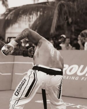 Omar Antonio Morales Ferrer Instagram - ¡EL GANADOR DEL COMBATE!💥#HAZLOPOSIBLE @omar_mma 
-
Detrás de esta gran victoria nuestro atleta @omar_mma pasó muchos meses de preparación y disciplina claves para obtener el resultado deseado, se presentaron algunos obstáculos en el camino pero este pelador no se rinde fácil. 🧨 
-
Sin duda una batalla para recordar ⚔️ Orgullosos del resultado, dos peleas ganadas en karate combat.

@karatecombat 
📸@fightgod_ 

 #hazloposible #karatecombat #cacunmexico #fit #envivo🔴