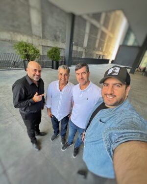 Omid Hajili Instagram - .
یه روز جذاب؛ من و داداشم سعید در کنار دو تا از بهترین‌های ایران، حاج آقا اسدی بزرگوار و عزیز ( بنیانگذار گروه ساختمانی دیپلمات ) و آقا کریم عزیز و درجه یک 
✋🏻😍♥️🙏🏻

یکی از پروژه‌های جذاب دیپلمات 💫 
.
.
#امیدحاجیلی #امید_حاجیلی #omidhajili #hajilitto