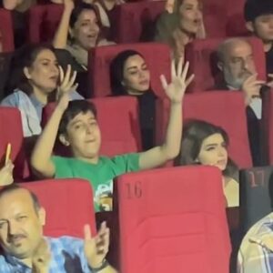 Omid Hajili Instagram - .
اینم بخشی از آخرین کنسرت ما در سال ۱۴۰۲ در جزیره زیبای کیش ♥️😍
.
.
سال نو پیشاپیش مبارک، امیدوارم سال فوق‌العاده‌ایی پیش روی همه‌مون باشه . دوستون دارم ♥️ به امید دیدار زود 🔥😍👋🏻
.
.
جای بقیه اعضای گروه حاجیلیتو تو این اجرا و فیلم خالیه 🫶🏻
.
.
.
#امیدحاجیلی #حاجیلیتو #امید_حاجیلی #omidhajili #hajilitto
