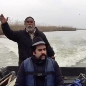 Omid Nemati Instagram - .
در میان طوفان ، هم‌پیمان با قایقران‌ها
گذشته از جان ، باید بگذشت از طوفان‌ها
این فیلم رو حدود پنج سال پیش آرش عاشوری‌نیا در سفر به انزلی گرفت.
و امروز دو هفته پس از رفتن آرش نگاهش میکنم و فکر میکنم چقدر این روز‌ها در این طوفان جایش خالیست.
@arashnia