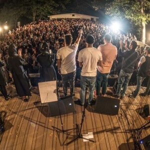 Omid Nemati Instagram - .
عكسهاى كنسرت | مرداد و شهريور ٩٨
اين چند شب كنار تك تك شما براى من رويايى بود.
به زودى بر میگردیم و با آلبوم جديد باز هم كنار هم آواز ميخونيم.
#pallettmusic 📸 @arashnia