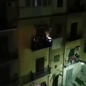 Omid Nemati Instagram - .
“طفلی به نام شادی
دیری است گم شده است
با چشم های روشن براق
با گیسویی بلند به بالای آرزو
هرکس از او نشانی دارد
ما را کند خبر
این هم نشان ما:
یک سو خلیج فارس
سوی دگر خزر”
شفیعی کدکنی
———————
بله دوستان
باید قبول کنیم ما به هزار دلیل، از هزار جای تاریخمان، عبوس‌تر شده ایم از آنچه یک جامعه ی معمولی باید باشد.
عادت کرده‌ایم به سوگواری و افسردگی.
سوگوارانه‌تر سوگواری میکنیم، سوگوارانه‌تر جشن میگیریم ، سوگوارانه‌تر اعتراض میکنیم ، حتی سوگوارانه‌تر قرنطینه میشویم.
به یاد می‌آورم سرود قهرمانانه تیم ملی کشورمان را 
که ۱۰۰ هزار نفر با هم میخواندند:
ایران قهرمان میشه، خدا میدونه که حقشه...
و این سرود هم غمگینانه تر از آن چیزیست که باید باشد.
میدانم این ماسک غمگین را، تاریخ به صورتمان چسبانده میدانم ، میدانم درد بی‌امان ضربه‌های سنگین تاریخ است که ما را کبود و اشکبار به گوشه‌ی رینگ انداخته.
اما این را هم میدانم که یک جای کار باید مثل “بروس لی” ، در “اژدها وارد میشود” پا شد، اشکها را پاک کرد، زخم‌ها را فراموش کرد و لبخند شجاعانه زد و شادمانه و استوار، فقط جنگید.
شجاعت، شادی، امید، جنگندگی، حرکت، چیزهاییست که در طول تاریخ بشر را در بحران‌ها نجات داده‌اند.
و گرنه انفعال و پشتِ افسردگی قایم شدن  و عزاداری‌کردن، که سریع‌ترین و راحت ترین راه مواجه است.
یادمان نرود که ما ملتی هستیم که شاعرمان قرنها پیش در مورد حتی مرگ خودش اینطور شعر سروده است:
مریزید بر گور من جز شراب
میارید در ماتمم جز رباب

ولیکن به شرطی که در مرگ من
ننالد به جز مطرب و چنگ زن
________

ویدیوها مربوط است به قرنطینه مردم ایتالیا.
