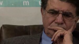 Omid Nemati Instagram - .
چقدر استاد شهرام ناظری درست گفته است.
تاریخ همواره پر بوده از نقاش و سینماگر و خواننده و نوازنده ، اما تعداد کمی از آن ها تبدیل شدند به غول های ماندگاری که امروز میشناسیم.
نه ونگوگ بهترین نقاش زمانه خودش بود، نه کیارستمی تکنیکی ترین فیلم ساز دوران.
نه دالی طراحیش از همه بهتر بود و نه باب دیلن خوش صدا ترین خواننده جهان.
تاریخ هنر را اما کسانی میسازند که جهان خودشان را دارند با تجربه های ناب از زندگی، کسانی که خودشان و مردم خودشان را میشناسند .
کسانی که مثل استاد شجریان ، با جامعه و تاریخ آمیخته میشوند تا چراغی باشند برای آنچه خواهد آمد ، نه صرفا تابلوی زیبایی از آنچه قبل تر بوده است.
_____________________
#شجریان ‎#هنرمند_واقعی 
فیلم کامل این تولد برای استاد رو که توسط دوستان عزیز سایت موسیقی ما در سال ۹۱ برپا شده، در سایت musicema ببینید.