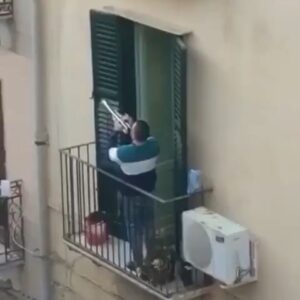 Omid Nemati Instagram - .
“طفلی به نام شادی
دیری است گم شده است
با چشم های روشن براق
با گیسویی بلند به بالای آرزو
هرکس از او نشانی دارد
ما را کند خبر
این هم نشان ما:
یک سو خلیج فارس
سوی دگر خزر”
شفیعی کدکنی
———————
بله دوستان
باید قبول کنیم ما به هزار دلیل، از هزار جای تاریخمان، عبوس‌تر شده ایم از آنچه یک جامعه ی معمولی باید باشد.
عادت کرده‌ایم به سوگواری و افسردگی.
سوگوارانه‌تر سوگواری میکنیم، سوگوارانه‌تر جشن میگیریم ، سوگوارانه‌تر اعتراض میکنیم ، حتی سوگوارانه‌تر قرنطینه میشویم.
به یاد می‌آورم سرود قهرمانانه تیم ملی کشورمان را 
که ۱۰۰ هزار نفر با هم میخواندند:
ایران قهرمان میشه، خدا میدونه که حقشه...
و این سرود هم غمگینانه تر از آن چیزیست که باید باشد.
میدانم این ماسک غمگین را، تاریخ به صورتمان چسبانده میدانم ، میدانم درد بی‌امان ضربه‌های سنگین تاریخ است که ما را کبود و اشکبار به گوشه‌ی رینگ انداخته.
اما این را هم میدانم که یک جای کار باید مثل “بروس لی” ، در “اژدها وارد میشود” پا شد، اشکها را پاک کرد، زخم‌ها را فراموش کرد و لبخند شجاعانه زد و شادمانه و استوار، فقط جنگید.
شجاعت، شادی، امید، جنگندگی، حرکت، چیزهاییست که در طول تاریخ بشر را در بحران‌ها نجات داده‌اند.
و گرنه انفعال و پشتِ افسردگی قایم شدن  و عزاداری‌کردن، که سریع‌ترین و راحت ترین راه مواجه است.
یادمان نرود که ما ملتی هستیم که شاعرمان قرنها پیش در مورد حتی مرگ خودش اینطور شعر سروده است:
مریزید بر گور من جز شراب
میارید در ماتمم جز رباب

ولیکن به شرطی که در مرگ من
ننالد به جز مطرب و چنگ زن
________

ویدیوها مربوط است به قرنطینه مردم ایتالیا.