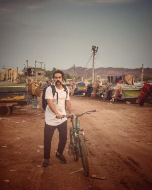 Omid Nemati Instagram - .
یه چیز تو زندگی خیلی بده.
اینکه این همه خاک و شهر و قایق و بندر و بیابون و آدم مختلف هست در جهان.
و ما فرصت دیدن همه شون رو نداریم.
و ما فرصت تجربه کردن تک تکشون رو نداریم.
#travelholic 
#iran 
#پارکینگ_قایقها_هرمز
📷 @amirtehraniii