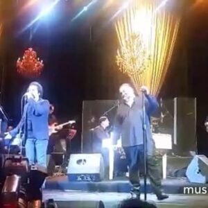 Omid Nemati Instagram - .
چند روز پيش جايى خواندم : صاحب هتل هاى هيلتون ، سالها پيشخدمت هتل بوده و شب ها يواشكى لباس صاحب هتل را ميپوشيده و پشت ميز رييس مينشسته و اداى رييس بودن در مياورده.
او آنقدر اين رويا را بافته كه در نهايت خود صاحب بزرگترين مجموعه هتل هاى جهان شده.
ياد خاطره ى بامزه افتادم.
سال سوم دبيرستان بود كه ما درس خواندن براى كنكور را شروع كرديم.با دوستم ، احسان شبها به مدرسه خالى ميرفتيم تا تست بزنيم براى كنكور.
احسان آن سالها به شدت شيفته "عليرضا عصار" شده بود.
و عملا به جاى درس خواندن ، احسان اين آهنگ آقاى عصار را پلى ميكرد و به اينجايش كه ميرسيد، من ميزدم زير آواز و اين شده بود تفريح ما.
آنقدر احسان اين آهنگ را گذاشت و من خواندم، تا سالهاى بعد ، ديدم واقعا دارم اين آهنگ را روى صحنه كنار "عليرضا عصار" واقعى ميخوانم.
#عليرضا_عصار
#اميد_نعمتى