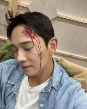 On Ju-wan Instagram - #낮에뜨는달 
#ENA

난 가끔.. 피를 흘린다..🩸
ㅎ

누가 이렇게 만들었는지 궁금하면 
오늘도 본방사수😏