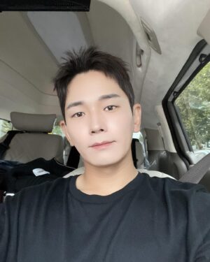 On Ju-wan Instagram - #happynewyear 

뒤도 돌아보지말고 가라 2023.
어디 한번 와봐라 2024년~ㅎ

다들 새해 복 많이 받고 행복한 용의 해 되길 바라🙇‍♂️