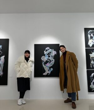 On Ju-wan Instagram - 또 다른 느낌의 선과 결을 보고 온 날.
변화하는 관계의 과정이 선명하게 보였던 날.

그저 관계를 응원하고 이해할수밖에 없는 서로의 위치지만
언제나 그 엉켜있는 우리의 본질은 남아있다.

@hajiwon1023 @l.e.e_s.o.l 

전시-아트 스페이스 폴라포 6층 
  12.18~1.14
 
많이들 보러가세요^^